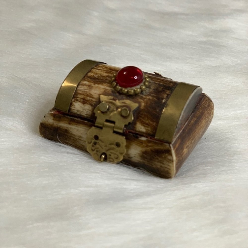 Vintage MINI TREASURE BONE BOX MINI GEM STUDDED BRASS WOOD | RED FABRIC LINING - Picture 6 of 7